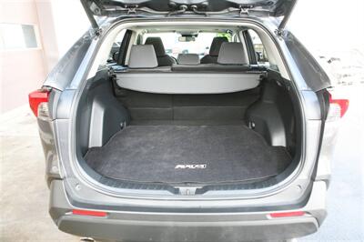 2020 Toyota RAV4 Hybrid XLE   - Photo 14 - Strasburg, PA 17579