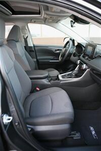 2020 Toyota RAV4 Hybrid XLE   - Photo 17 - Strasburg, PA 17579