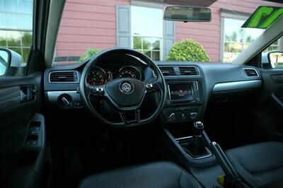2017 Volkswagen Jetta 1.4T SE 5-Speed Manual   - Photo 11 - Strasburg, PA 17579