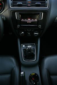 2017 Volkswagen Jetta 1.4T SE 5-Speed Manual   - Photo 18 - Strasburg, PA 17579