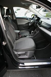 2023 Volkswagen Taos SE 4Motion   - Photo 17 - Strasburg, PA 17579