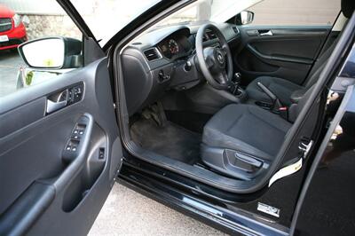 2013 Volkswagen Jetta S 5-Speed Manual - Photo 8 - Strasburg, PA 17579