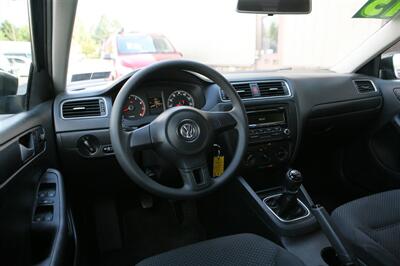 2013 Volkswagen Jetta S 5-Speed Manual - Photo 11 - Strasburg, PA 17579