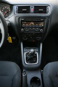 2013 Volkswagen Jetta S 5-Speed Manual - Photo 18 - Strasburg, PA 17579