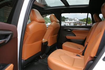 2021 Toyota Highlander Hybrid Platinum AWD - Photo 15 - Strasburg, PA 17579