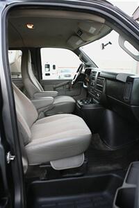 2016 Chevrolet Express 3500 LT Passenger   - Photo 15 - Strasburg, PA 17579