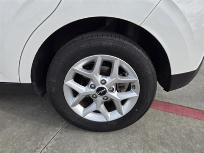 2025 Kia Soul LX   - Photo 8 - Paris, TX 75460