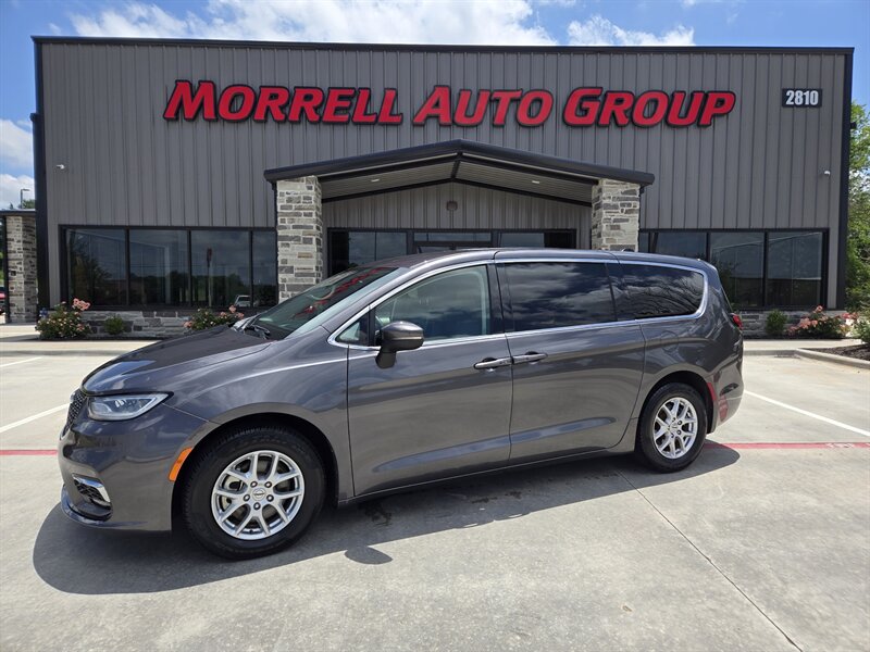 2023 Chrysler Pacifica Touring L's photo