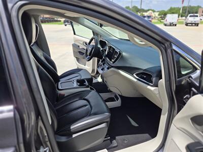 2023 Chrysler Pacifica Touring L - Photo 12 - Paris, TX 75460
