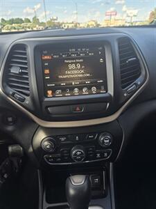 2017 Jeep Cherokee Limited   - Photo 10 - Paris, TX 75460