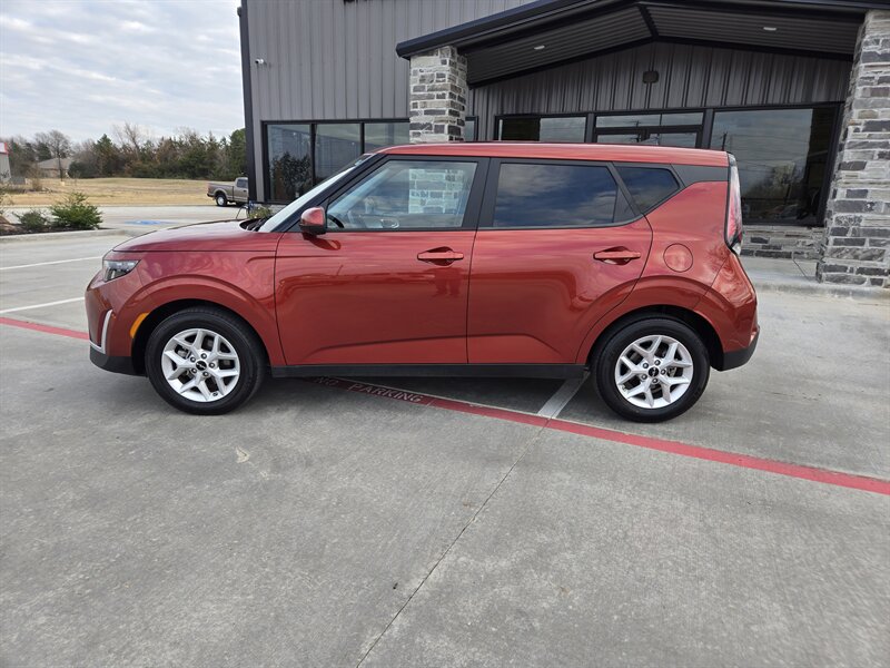 2024 Kia Soul LX photo 2