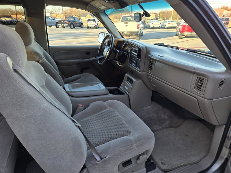 2001 Chevrolet Silverado LS photo 12