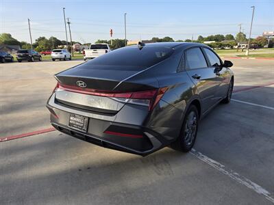 2024 Hyundai ELANTRA SEL   - Photo 4 - Paris, TX 75460