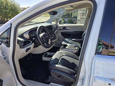 2023 Chrysler Pacifica Touring L - Photo 11 - Paris, TX 75460