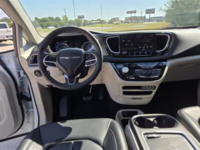 2023 Chrysler Pacifica Touring L - Photo 9 - Paris, TX 75460