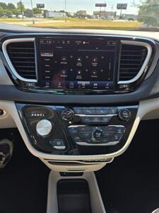 2023 Chrysler Pacifica Touring L - Photo 10 - Paris, TX 75460