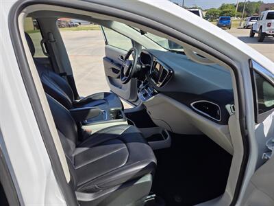2023 Chrysler Pacifica Touring L - Photo 12 - Paris, TX 75460