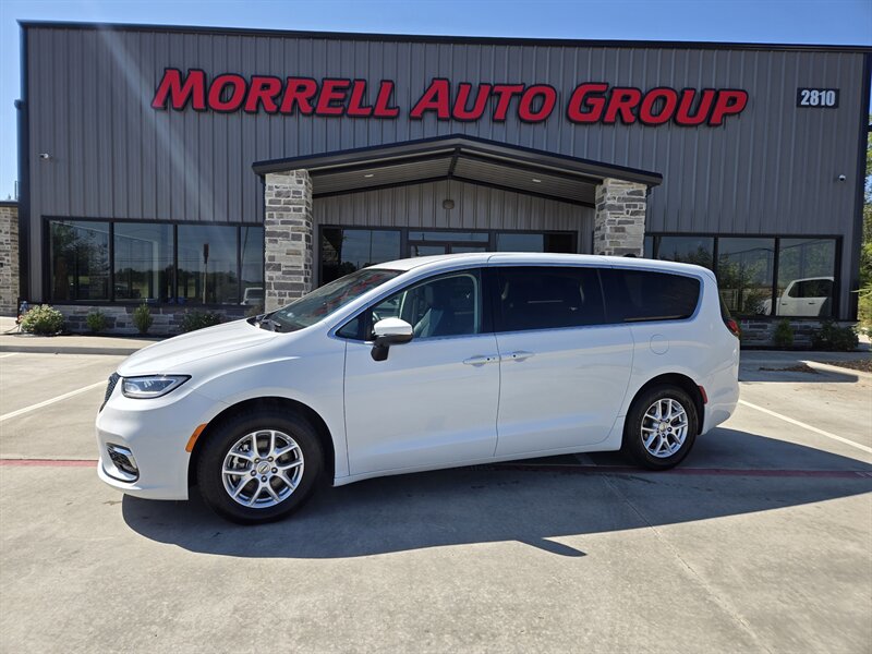 2023 Chrysler Pacifica Touring L   - Photo 1 - Paris, TX 75460