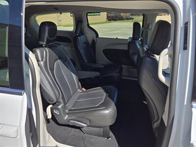 2023 Chrysler Pacifica Touring L - Photo 14 - Paris, TX 75460