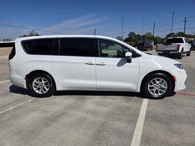 2023 Chrysler Pacifica Touring L - Photo 5 - Paris, TX 75460