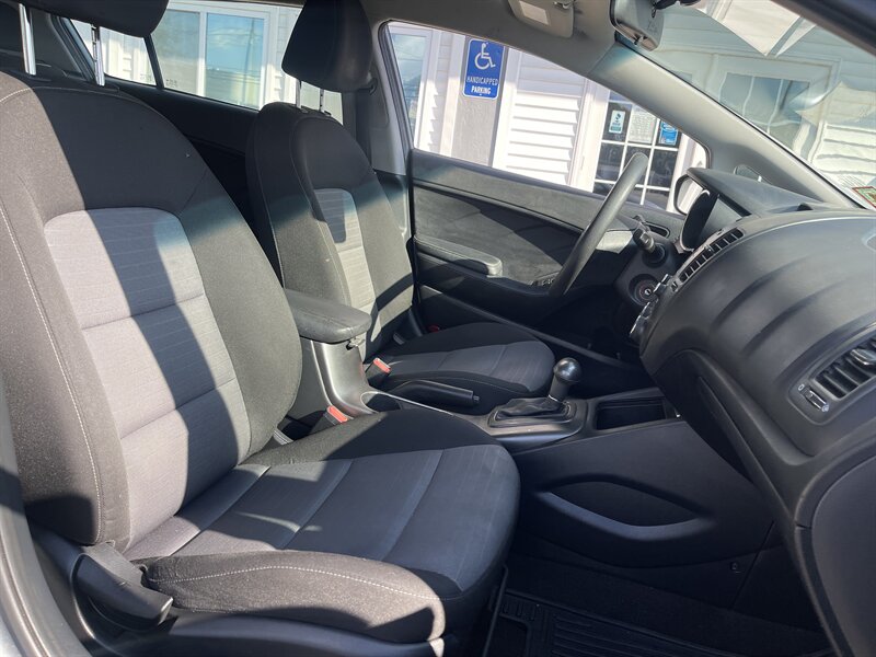 2016 Kia Forte LX photo 10