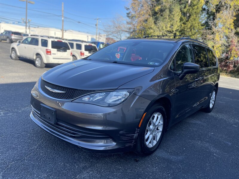 2017 Chrysler Pacifica Touring photo 4