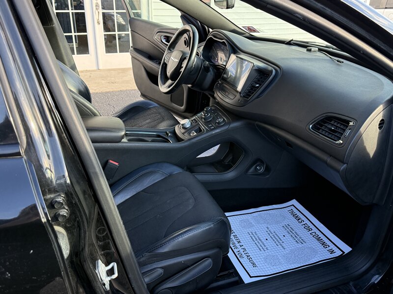 2015 Chrysler 200 S photo 12
