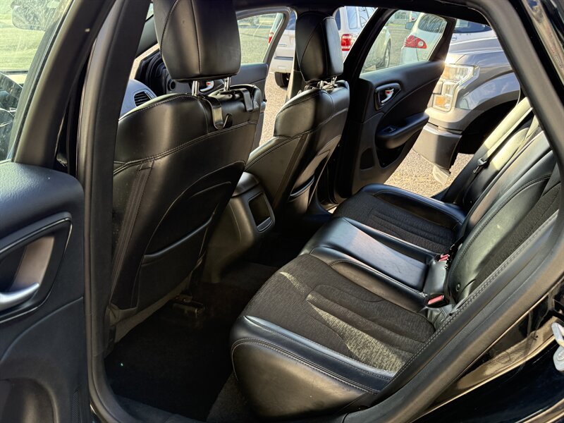 2015 Chrysler 200 S photo 9