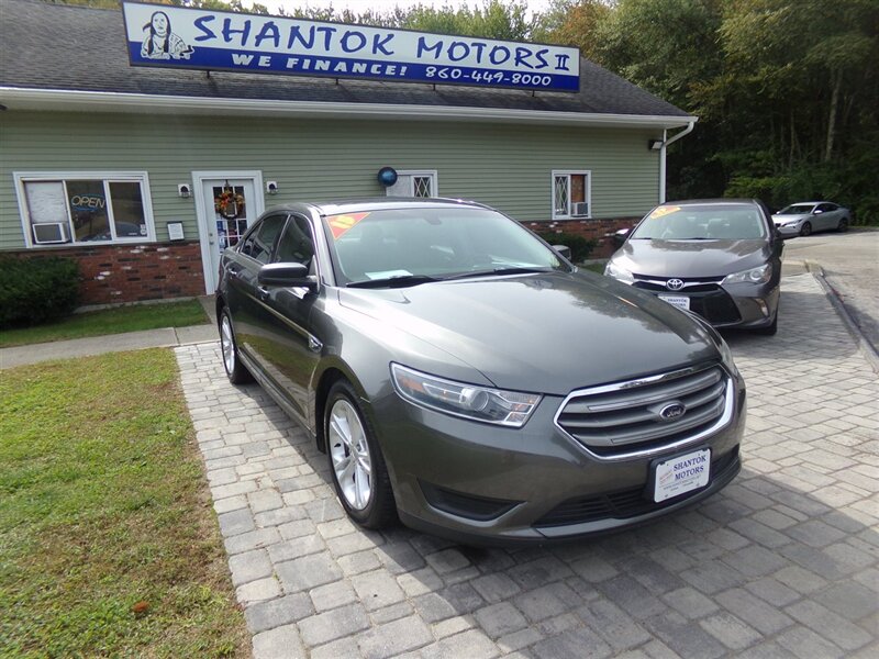 2015 Ford Taurus SE  