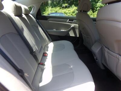 2017 Hyundai SONATA SE - Photo 10 - Uncasville, CT 06382