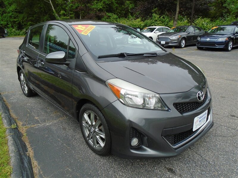2012 Toyota Yaris 5-Door SE  