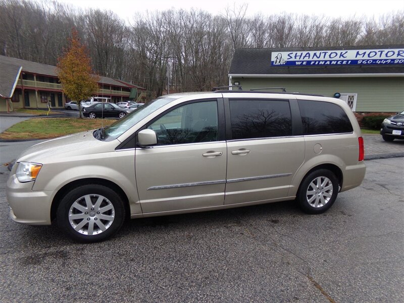 2016 Chrysler Town & Country Touring photo 3