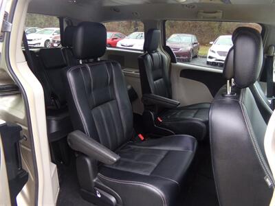 2016 Chrysler Town & Country Touring   - Photo 13 - Groton, CT 06340