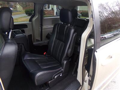 2016 Chrysler Town & Country Touring   - Photo 11 - Groton, CT 06340