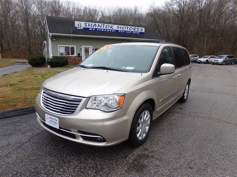 2016 Chrysler Town & Country Touring photo 2