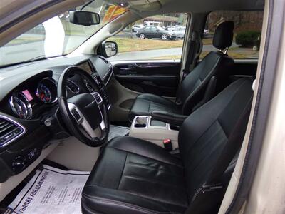 2016 Chrysler Town & Country Touring   - Photo 9 - Groton, CT 06340