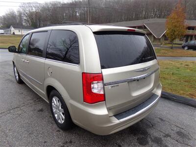 2016 Chrysler Town & Country Touring   - Photo 5 - Groton, CT 06340