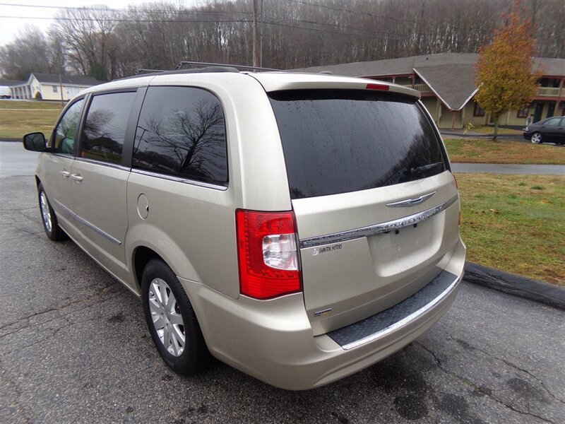 2016 Chrysler Town & Country Touring photo 4