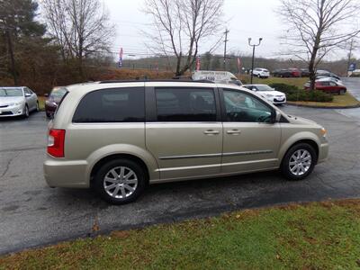 2016 Chrysler Town & Country Touring   - Photo 8 - Groton, CT 06340