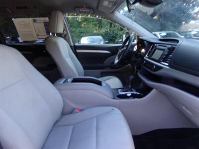 2019 Toyota Highlander LE   - Photo 12 - Uncasville, CT 06382