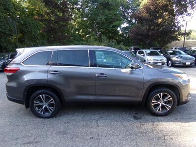 2019 Toyota Highlander LE   - Photo 8 - Uncasville, CT 06382