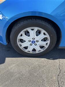 2012 Ford Focus SE   - Photo 9 - Roanoke, VA 24017