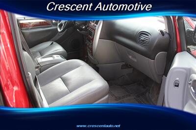 2005 Chrysler Town and Country Limited - Photo 13 - Eugene, OR 97402