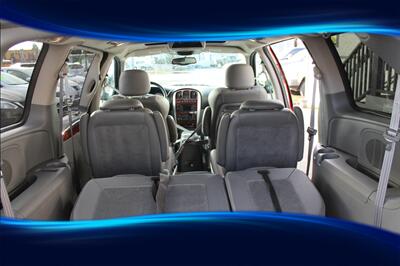 2005 Chrysler Town and Country Limited - Photo 12 - Eugene, OR 97402