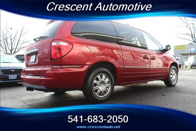 2005 Chrysler Town and Country Limited - Photo 8 - Eugene, OR 97402