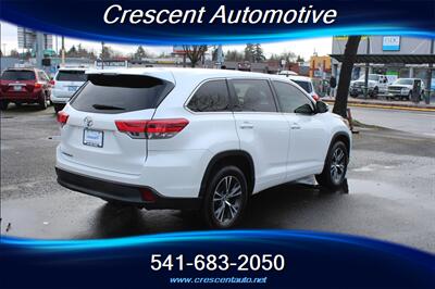 2017 Toyota Highlander LE   - Photo 6 - Eugene, OR 97402