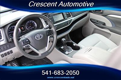2017 Toyota Highlander LE   - Photo 11 - Eugene, OR 97402