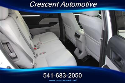 2017 Toyota Highlander LE   - Photo 13 - Eugene, OR 97402
