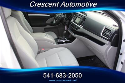 2017 Toyota Highlander LE   - Photo 12 - Eugene, OR 97402