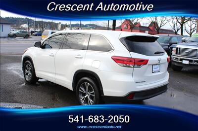 2017 Toyota Highlander LE   - Photo 8 - Eugene, OR 97402